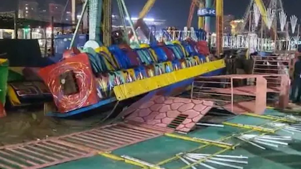 Tsunami swing collapsed at the Surajkund Fair